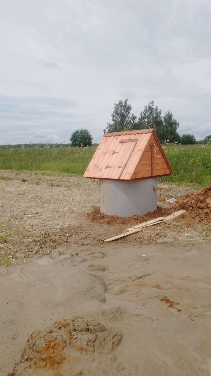 Аккуратная установка домика и заделка швов, готов к эксплуатации